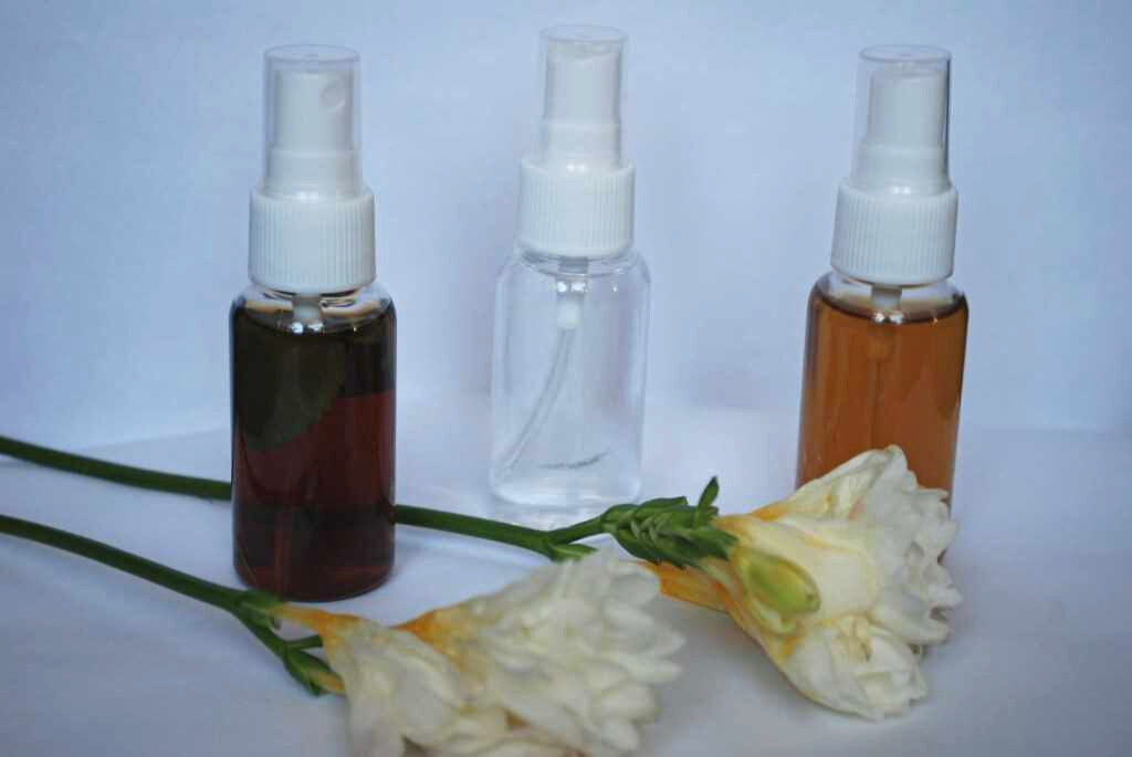 Przepis (DIY) na naturalne orzeźwiające mgiełki do twarzy i ciała – idealne na lato